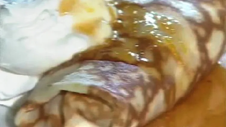 אהרוני מכין קרפים במילוי אפרסקים