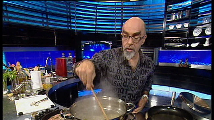 אהרוני מבשל באולפן. עונה ראשונה