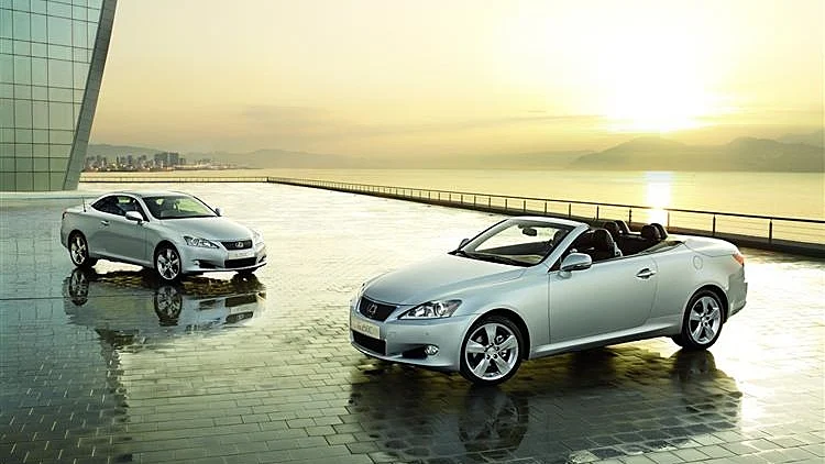 לקסוס מרעננת את ה-IS.