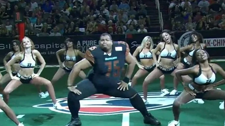 שחקן הפוטבול שהחליט להצטרף למעודדות