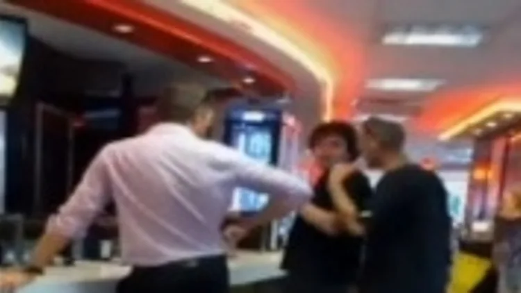 גזענות במסעדה