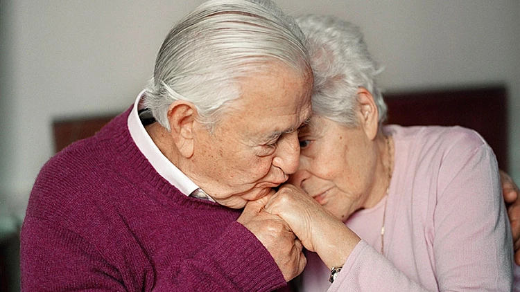 זוגות מבוגרים מאוהבים