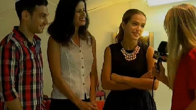 חן ליברמן מראיינת את חברי ההצגה "משובטים"