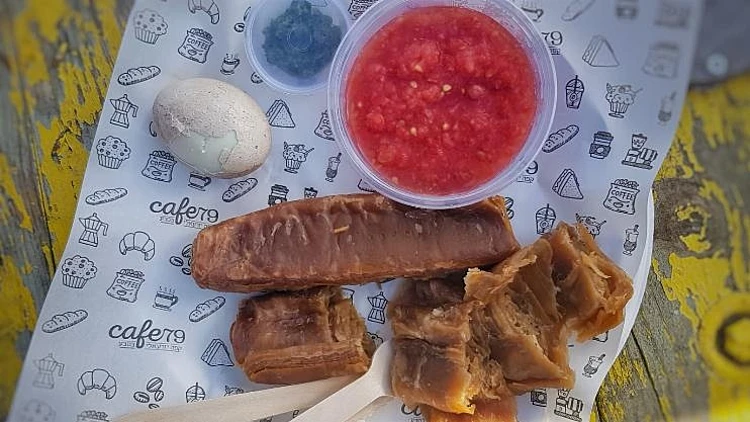 הסלט הכי מפתיע שתטעמו: תומר בר מאיר מכין סלט אפרסמון ולאבנה