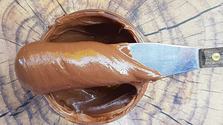 האגוזים מורגשים אי שם ברקע. ממרח אגוזי לוז עם קקאו של השחר העולה