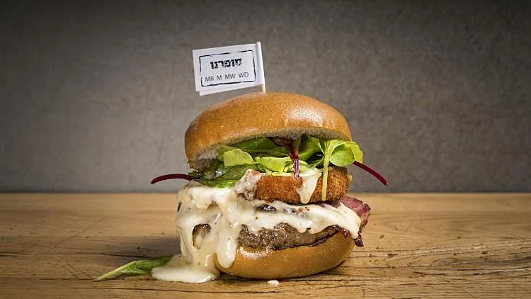 הייתם טועמים? המבורגר עם גבינת קממבר מטוגנת