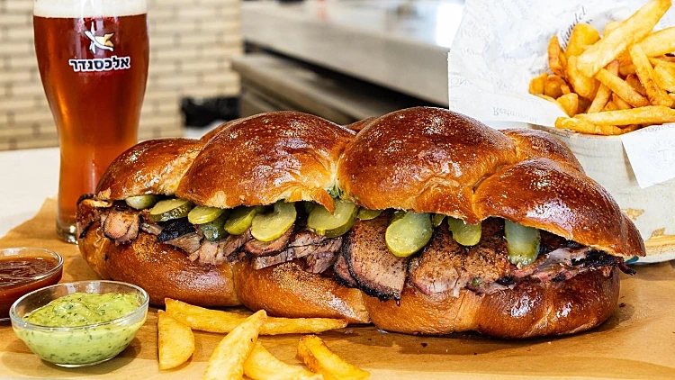 הכינו את הקיבה שבוע מראש. סנדוויץ' ציידים במתחם תשבי