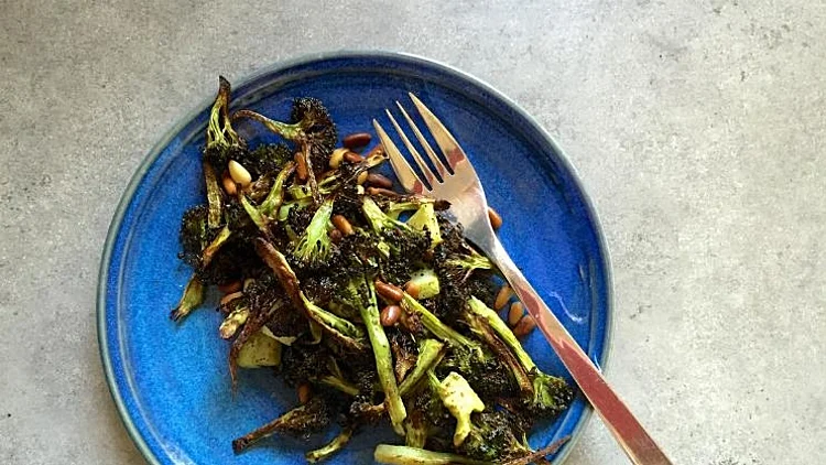 לא תאמינו כמה פריך וגרילי הוא יכול להיות. ברוקולי מקורמל