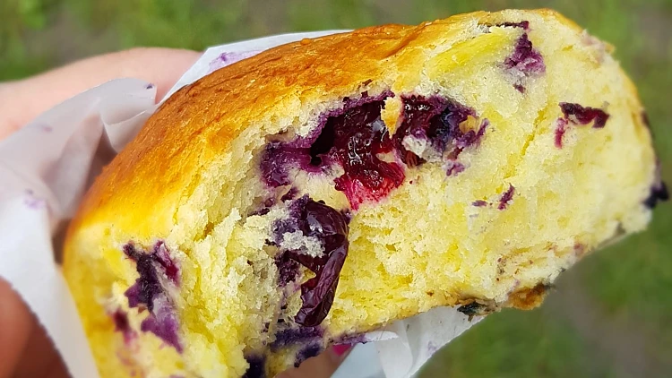 מנה לכל חשק. מאפה חם במילוי אוכמניות טריות בשוק ארוחות הבוקר Targ Śniadaniowy