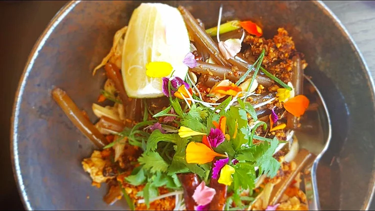 לא כל הפרחוני טעים הוא. אטריות מש בטופולופומפו