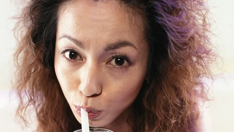 בחורה שותה קוקטייל