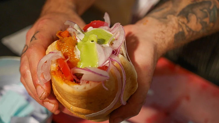 פרגית קצוצה, עשבי תיבול, ירקות וטחינה בפיתה של מסעדת יפו תל אביב