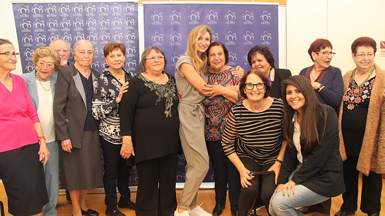 רעות עפרוני עם ניצולות השואה ומיכל אנסקי