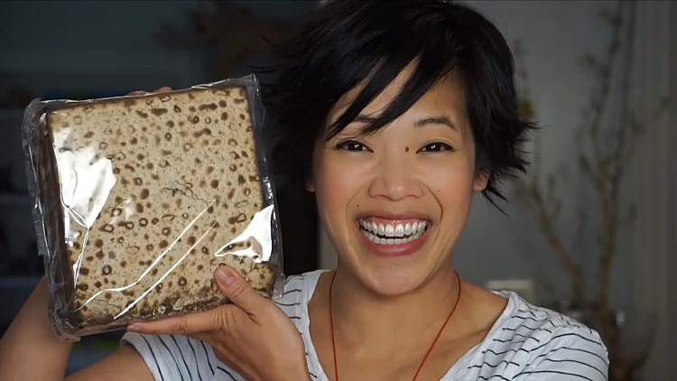 אמי טועמת אוכל לפסח