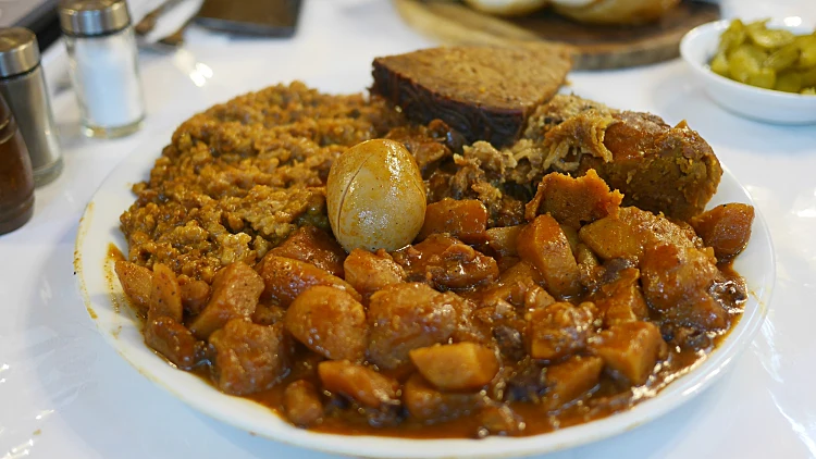 חמין, קיגל ותוספות