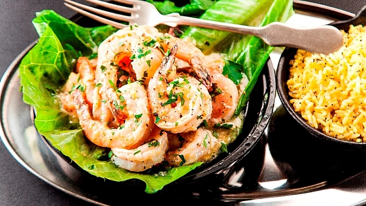 שרימפס ברוטב חמאה, שום ויין לבן, יאם ים