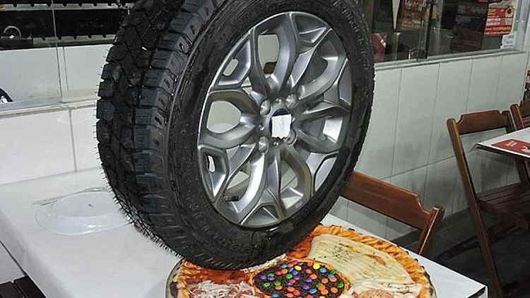 פיצות מוזרות במסעדה בברזיל