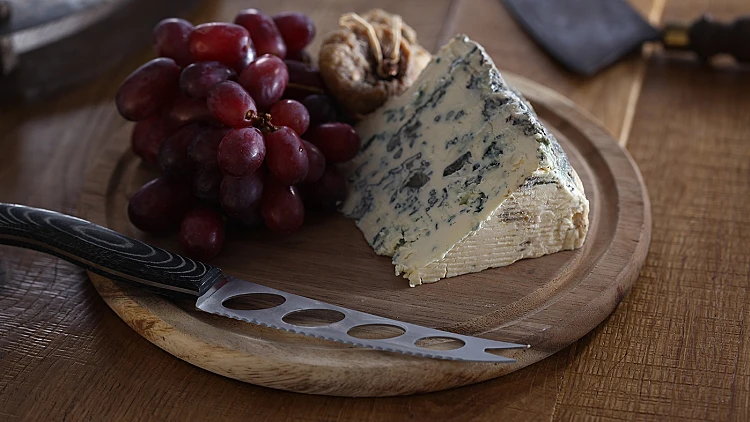 גבינת סנט אגור לצד ענבים