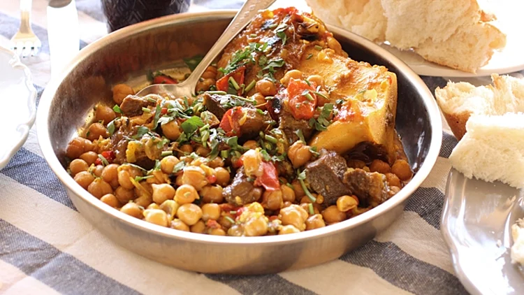 תבשיל בשר ראש וחומוס