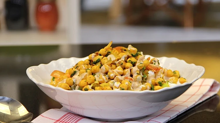 סלט חומוס עם יוגורט