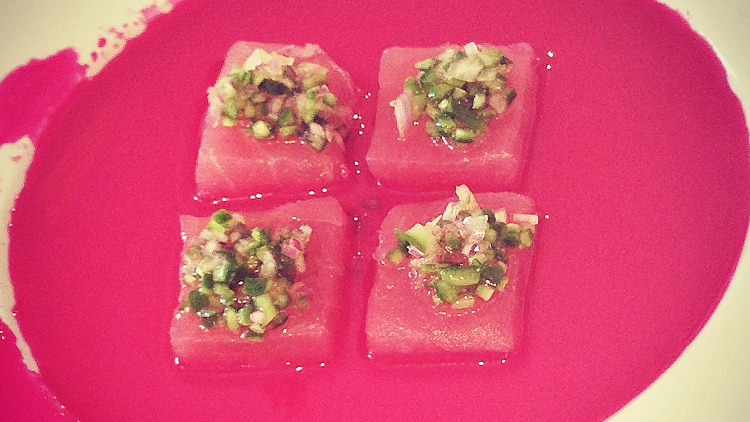 נתחים של טונה אדומה ברוטב סלק