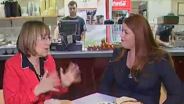 נגה ניר נאמן וד"ר אולגה רז בודקות חומוס