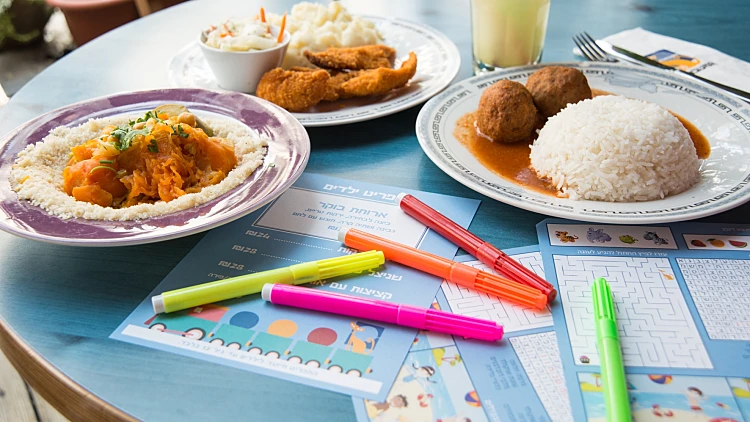 ארוחת ילדים במטבחון