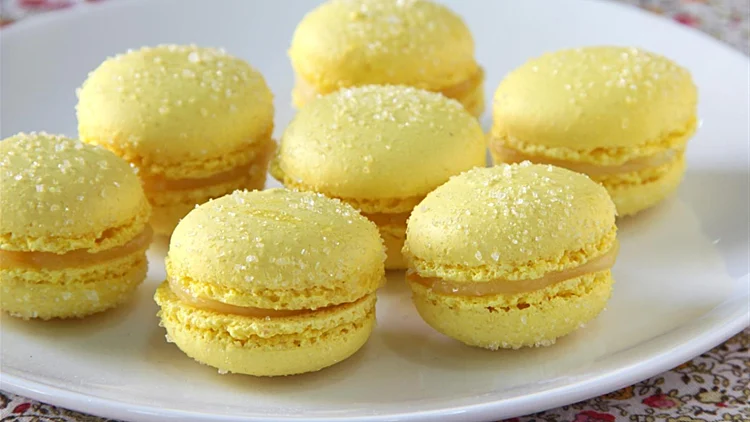 מקרונים במילוי קרם לימון של אורן בקר