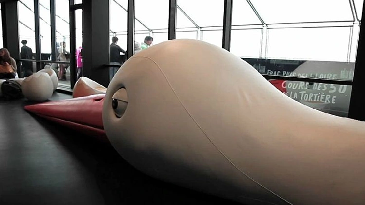 בר המעוצב בצורת קן ציפורים