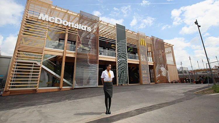 ביג מק • הסניף הגדול ביותר בעולם של רשת מקדונלדס נפתח בכפר האולימפי בלונדון
