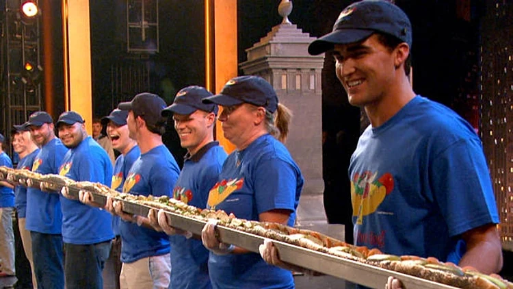 צפו: קונאן אובריין שובר שיאים - הנקניקיה הארוכה ביותר בעולם