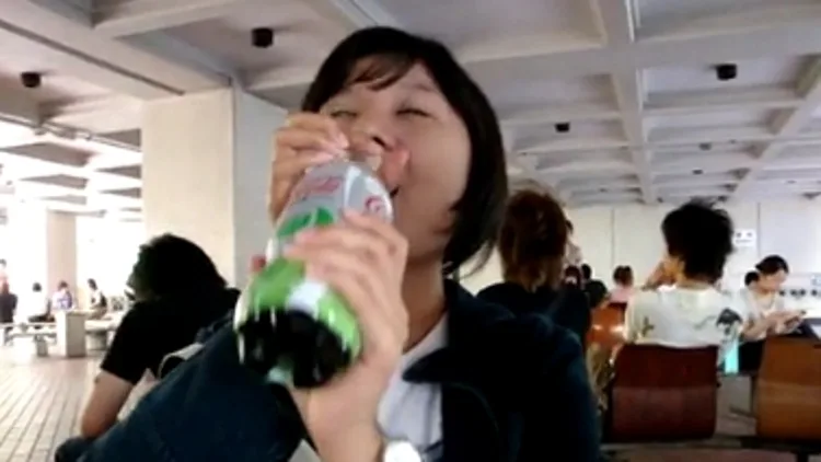 שותה קולה תה ירוק