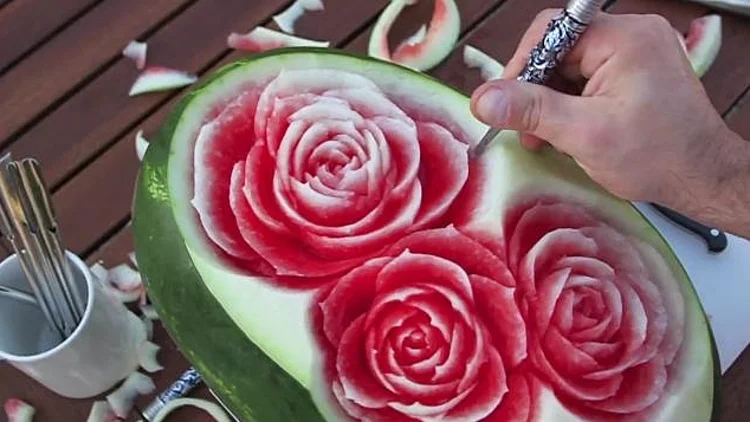 פיסול פרחים באבטיח