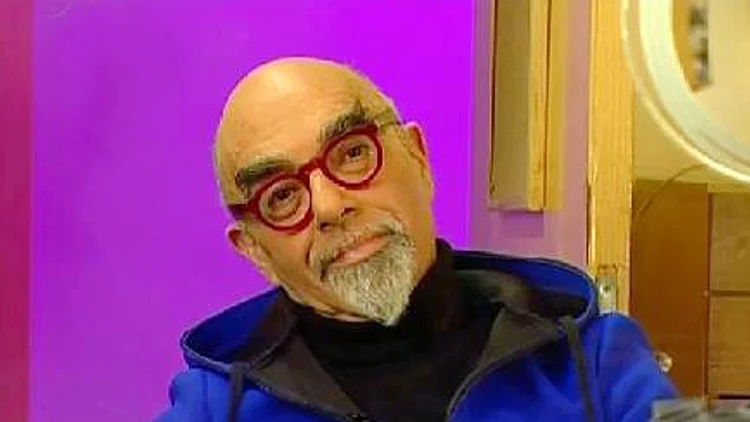 קלוז אפ • אהרוני לוקח ביס