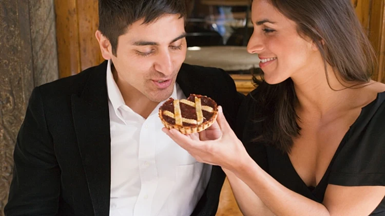 זוג אוכל קינוח