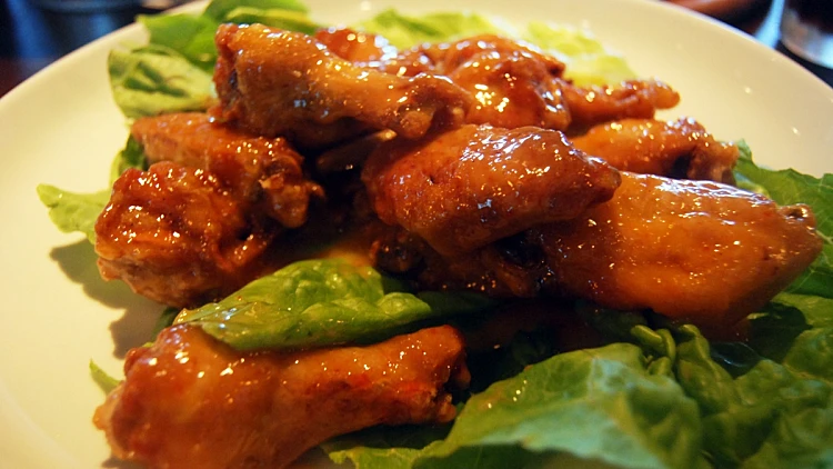 כנפי עוף ברוטב - מסעדת דיקסי - ראשון לציון