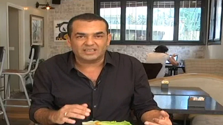 ניב גלבוע אוכל סטייק לחם