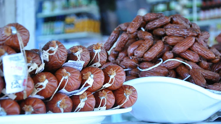 זהירות! חתול צועד במקרר הנקניקים בסופר