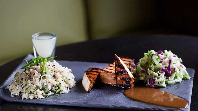 נתח טופו בסאקה על אורז בשומשום ובצל ירוק לצד סלט כרוב מתפצפץ • ביקורת משק ברזילאי