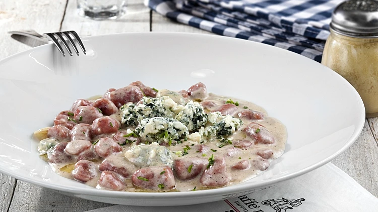 ניוקי סלק וגבינה כחולה בקפה מרקו