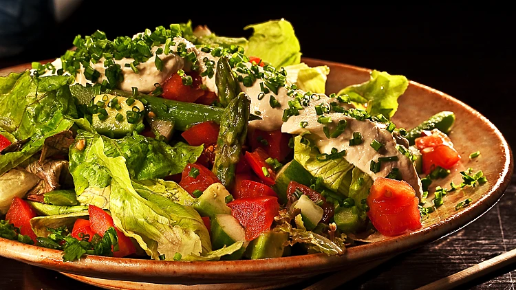 סלט נזירים עם מלפפון, עגבניה, אספרגוס ואבוקדו (שוג'ין סלאדה)