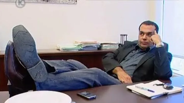 ניב גלבוע ממתין לאוכל במגדל בעזריאלי