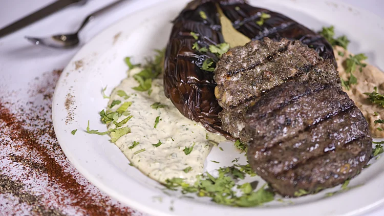 סטייק עם חציל בטחינה - מסעדת בורדו בכפר תבור