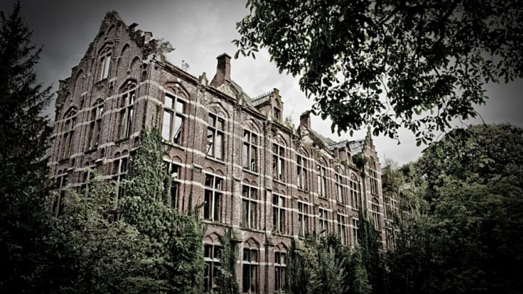 Kasteel אן Mesen בLede, בלגיה, נחרב בשנת 2010, לאחר כמעט 500 שנים