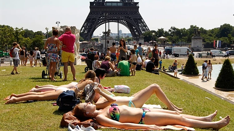 משתזפים מול מגדל אייפל בפריז