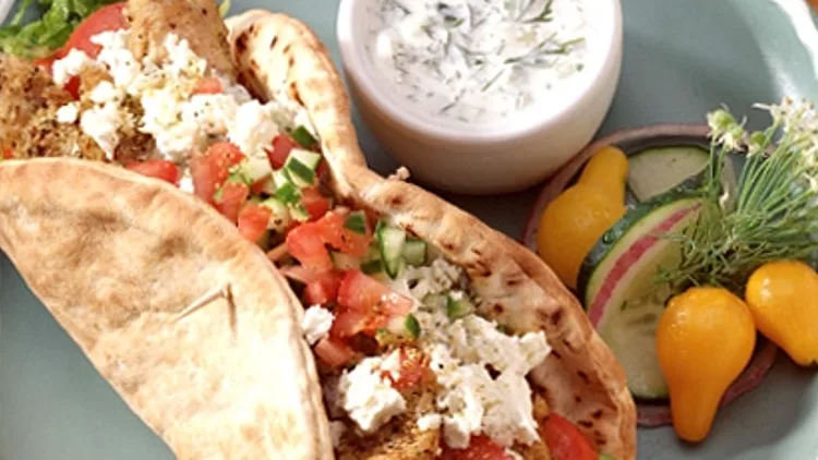 פותחים שולחן יווני עמוס דגים, צזיקי ולוקומדס