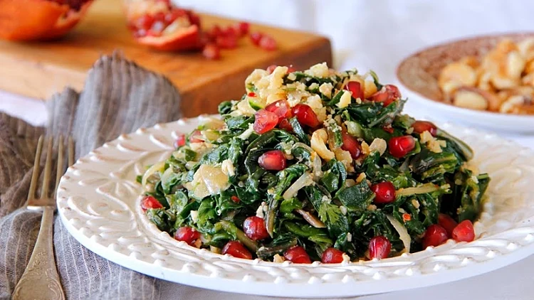 סלט מנגולד עם אגוזי מלך