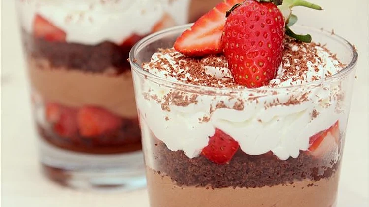 טרייפל שוקולד, תותים וקצפת - מתאים לפסח.