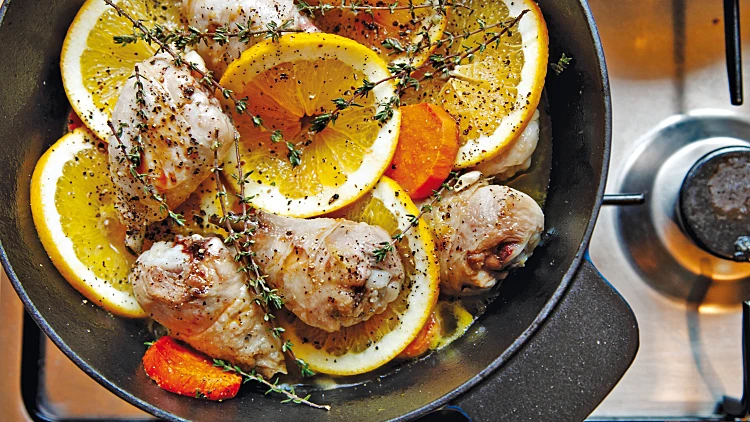 שוקי עוף עם בטטות ברוטב תפוזים - מתוך הספר הכל במחבת של בני סיידא