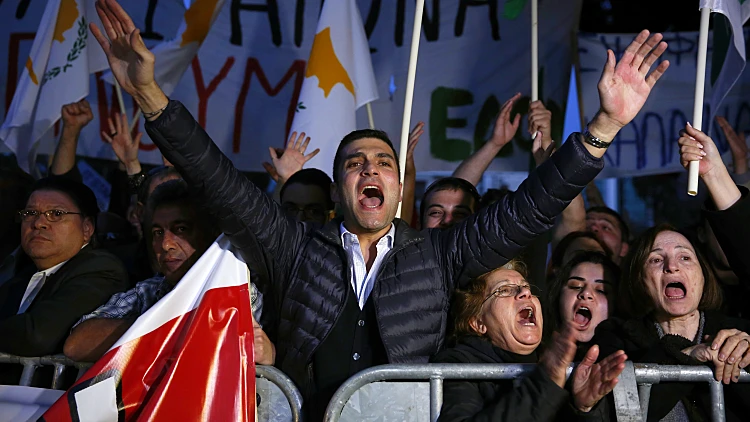 הפגנה בקפריסין נגד חבילת הסיוע האירופית